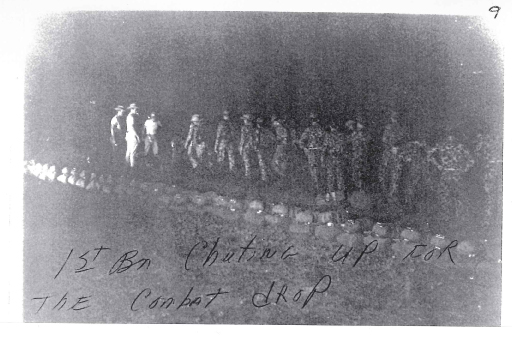 paracaidistas listos para ir a los aviones